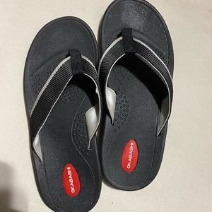 Nwot okabashi thong slipper sandal Large
